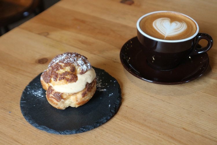 SOVのクッキーシュー418円（写真左）とエスプレッソ660円（写真右）。