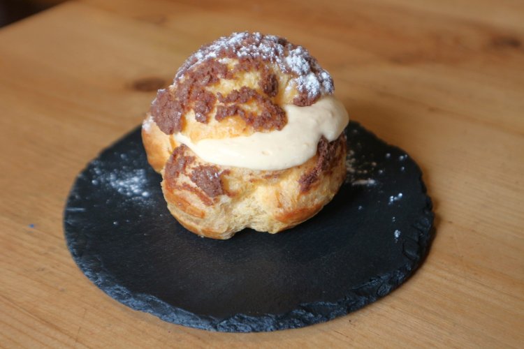 サクサク生地の中にあふれんばかりにクリームがサンドされたSOVのクッキーシュー418円は、店のいちおしデザート。