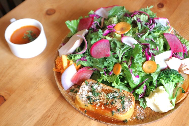 野菜をたっぷり食べられる、鎌倉野菜のファーマーズサラダ＆ミートパイランチ1640円（スープ、コーヒーor紅茶付き）。