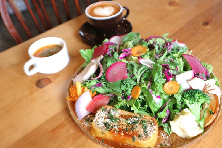 お皿に彩り豊かな鎌倉野菜がたっぷり。鎌倉野菜のファーマーズサラダ＆ミートパイランチ1640円（スープ、コーヒーor紅茶付き。写真は180円追加でエスプレッソに変更）。