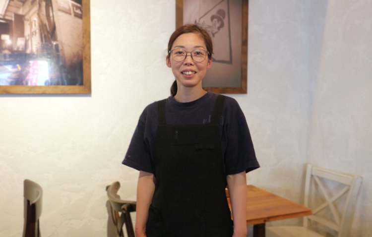 デザート担当のパティシエ、山田弓さん。繊細なデザートを作り続ける。