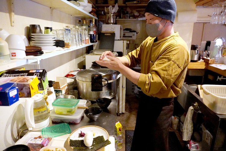 おにぎり1個分のご飯の量は、茶碗1膳分よりやや少なめ。おにぎりは単品で追加注文できる。
