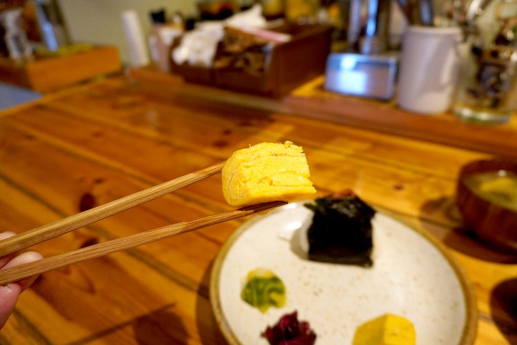 付け合わせの厚焼きたまごは甘めのお味。お口直しの漬物は2種類あり、全体のバランスよし！