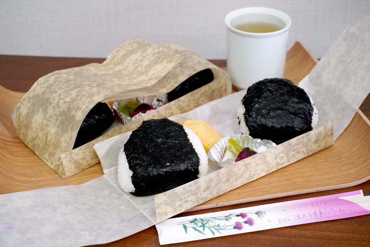 テイクアウトのおにぎり弁当600円。お好みのおにぎり2種、厚焼きたまご、漬物付き。