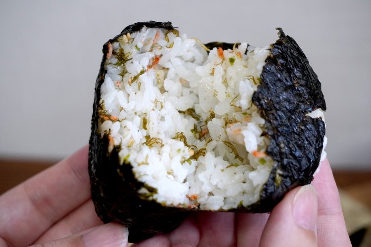 人気のいか昆布170円（単品）は、ほんのり磯の香りがして美味。