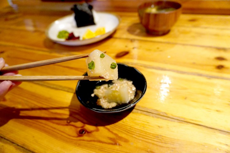 日替わりの小鉢料理。大根は少し甘めに煮て、そぼろあんは少し強めに味つけ。やさしいながらも味にメリハリをつけている。