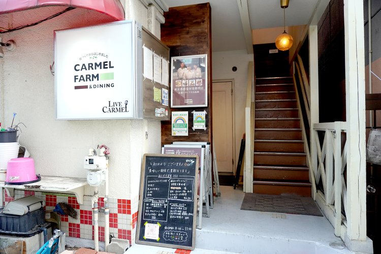 自由が丘駅から徒歩1分、しらかば通り沿いに立つビルの2階に店を構える。