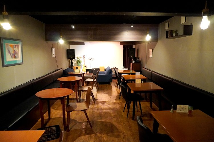 客席の奥にステージがあり、ライブスペースとなっている。