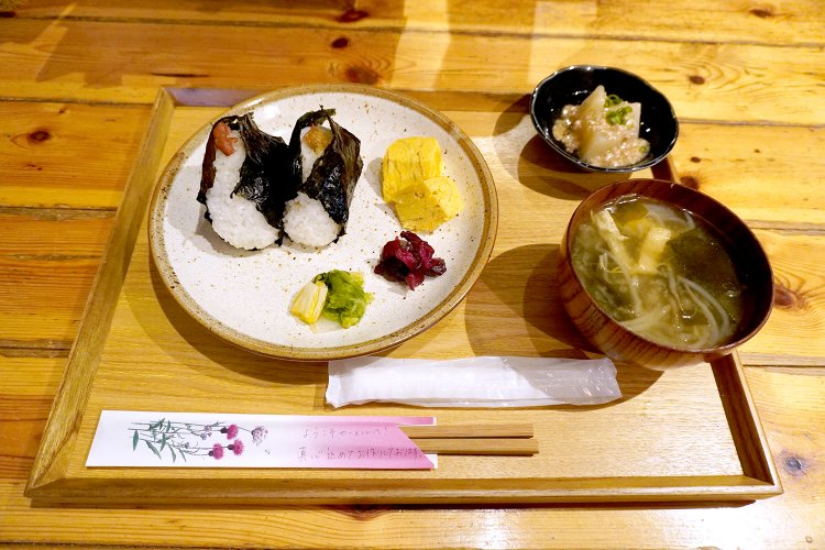 おにぎり定食750円。味噌汁と小鉢料理はその時々で内容が変わる。