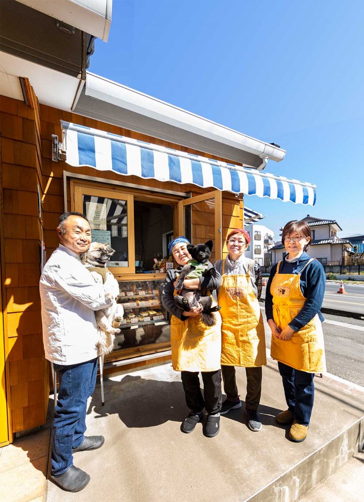 藤田光一さん＆むっち（むちち）、美由紀さん＆いぶき、義姉・山本紀美枝さん、美由紀さんの親友・井上清美さんで仲良く営業。「ワンちゃん用の手作りおやつもありますよ♪」。