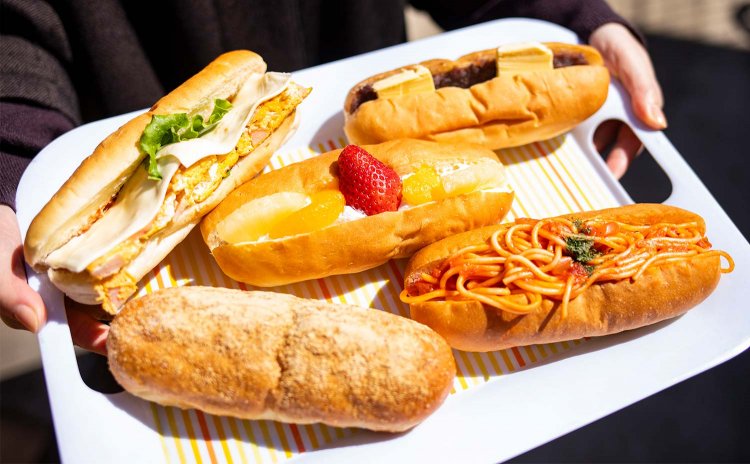 写真奥から、一番人気のあんバター378円、フルーツサンド270円、トマト感がいいナポリタン345円、あげパン（きなこ）183円。左奥はハム入りオムレツ302円。