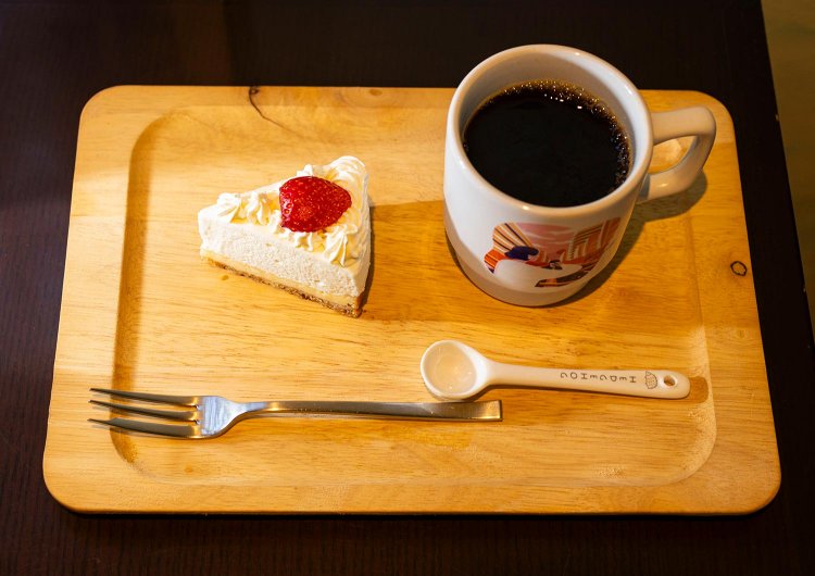 コーヒー480円～、大宮チーズケーキ480円。
