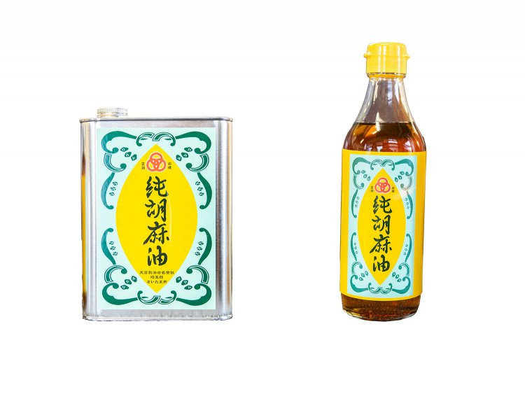 左から、純胡麻油 8合缶 2200円、純胡麻油330g 570円。