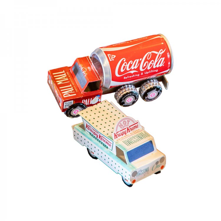 「空き缶、空き箱で作った車も必見だよ！」。