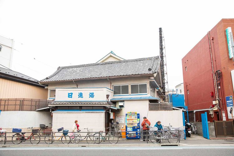 2024年で創業98年ほどという大宮唯一の銭湯『日進湯』。瓶牛乳も飲めるぞ。