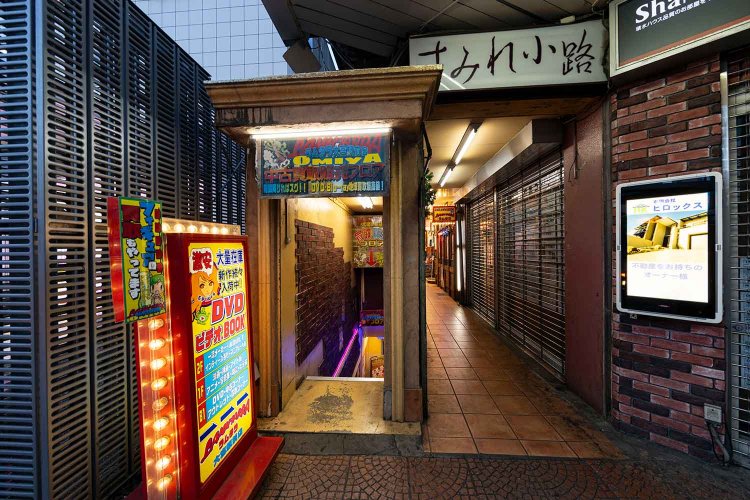 DVD屋へ降りる階段。だが大門地下道につながる入り口でもある。