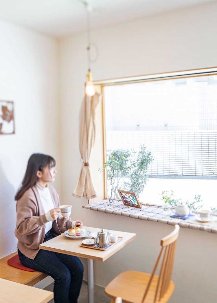 窓際の席からは坂道の景色が楽しめる。店内では茶葉も購入可。