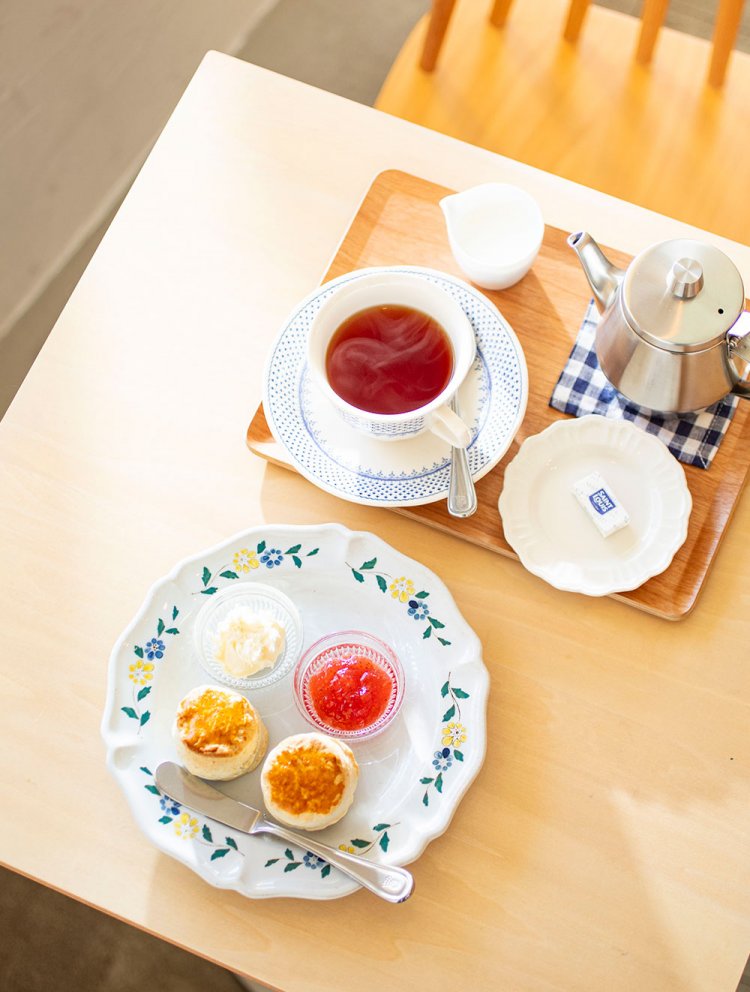 焼きたてのスコーン2つとイングリッシュミルクティーのセット・クリームティー1000円。