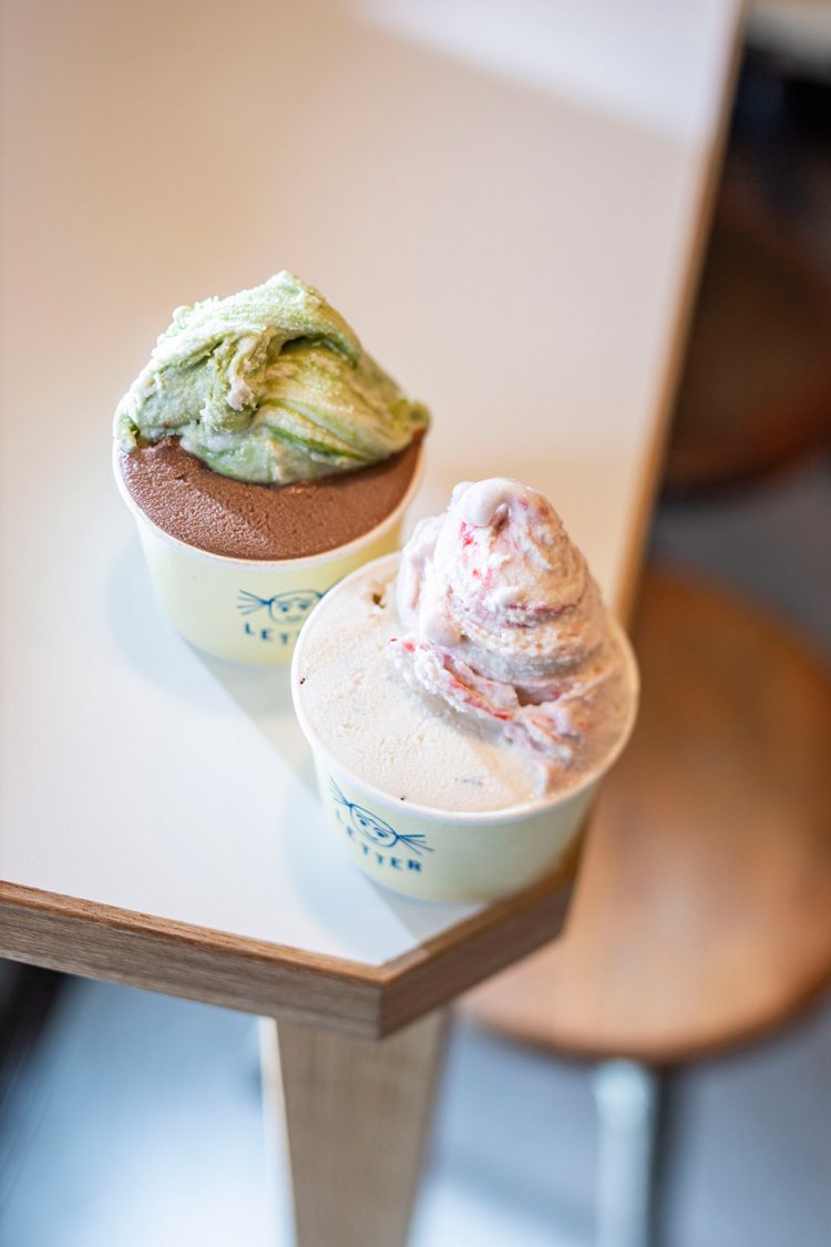 マスカルポーネお抹茶ソース、チョコレート580円（奥）と、ダブルベリー、パリパリチョコミルク580円。