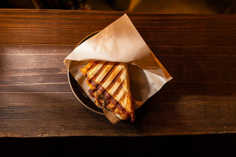 ホットサンド（ハムチーズwithハラペーニョ）750円。