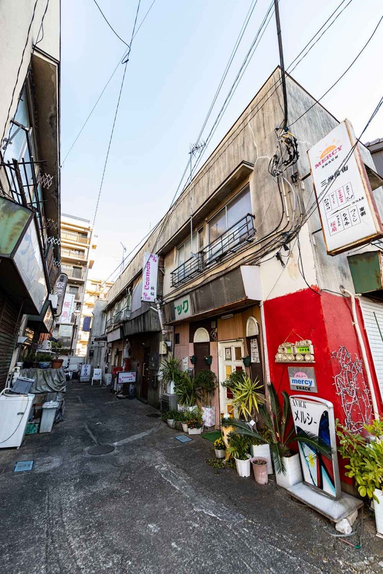北浦和の路地にひっそりとある三州屋街。7軒ほどの飲み屋が連なる。