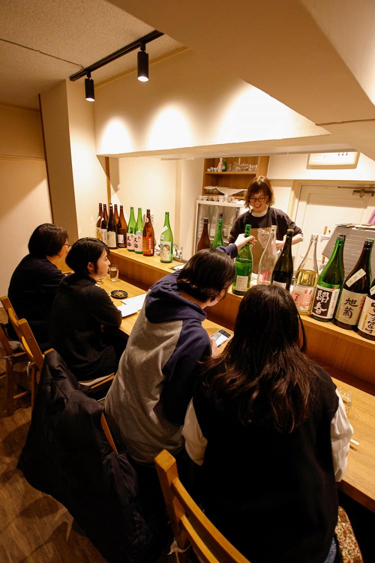 夜はカウンター6席に絞って営業。