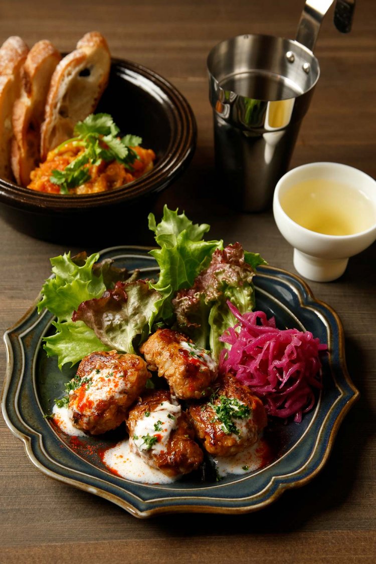 キョフテ1100円（手前）、モロッコの焼きナスとトマトのスパイス煮込み、ザアルーク660円。