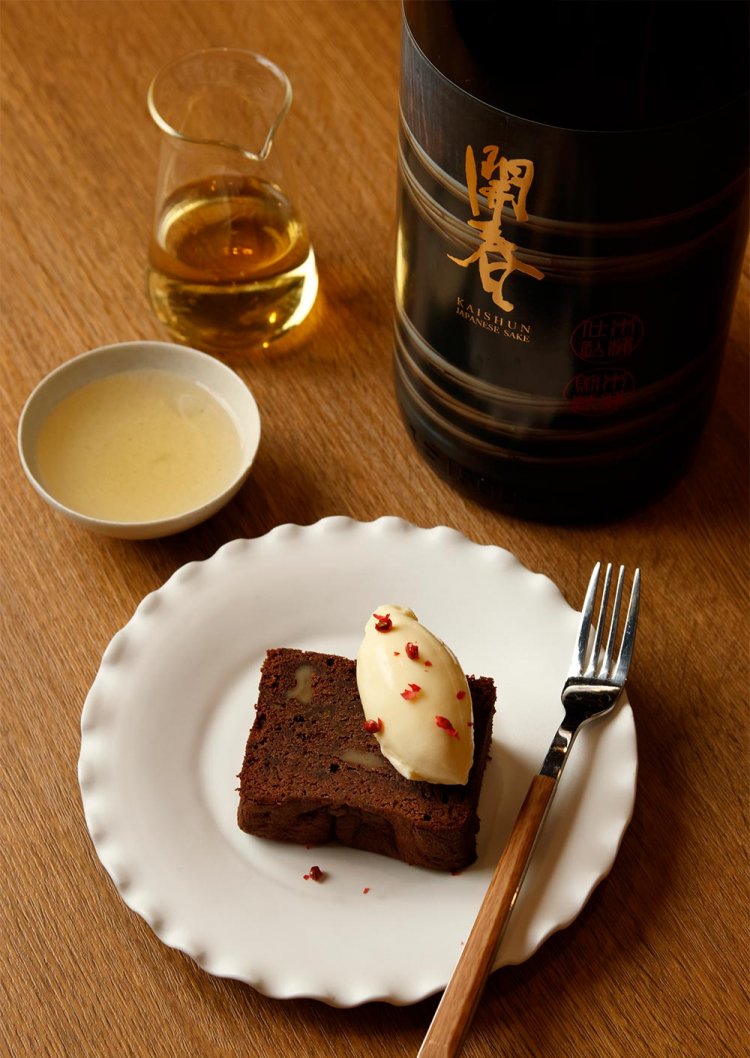 シナモンやグローブを使ったスパイスチョコケーキ660円は熟味のあるお酒と。