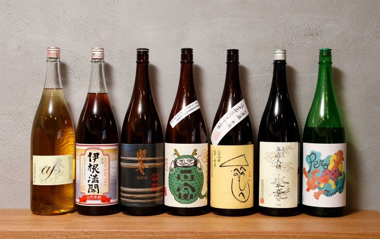 リストは置かず、客の好みや料理との相性で提案する。入門編として香り華やかな冷酒から、「天穏」などゆるりと飲める燗映え銘柄、スパイス料理に合う酸味のある熟成タイプまで約80種。