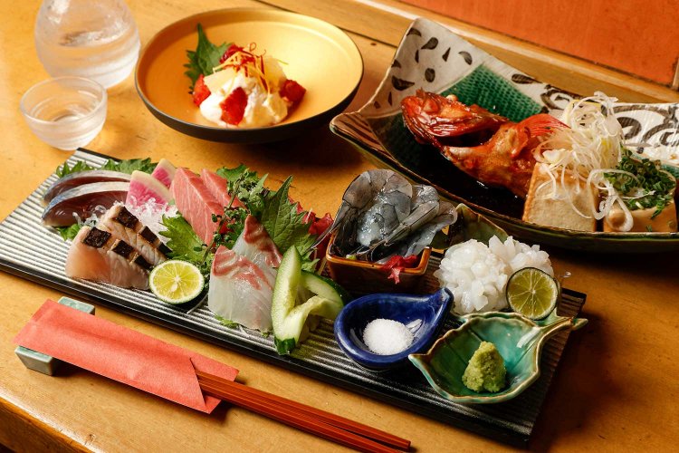 天使の海老などが並んだ特選盛1人前1280円（写真は2人前）、きんき姿煮2980円、ブラッドオレンジ・土佐文旦の白和え800円。