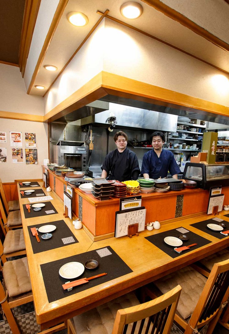 漆原さん（右）と店主の大島一仁さん。