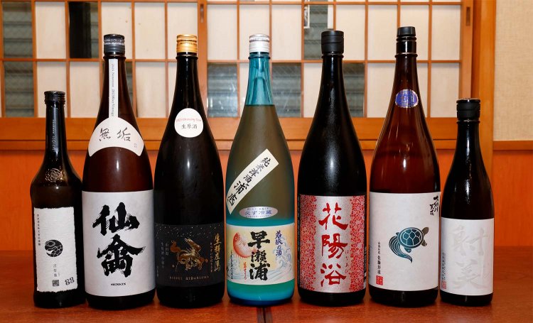 魚介に寄り添う品揃え。香りがありつつ後味すっきりのタイプと、煮魚などに合うどっしりタイプがおおよそ4対2の割合で半合700円均一。一部1000円で「射美（いび）」や「新政」など希少銘柄も。