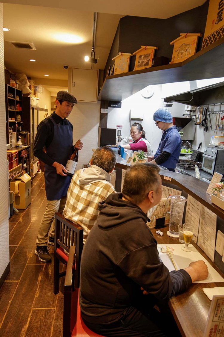 お酒選びに迷ったら昇さんが料理に合うものを教えてくれる。