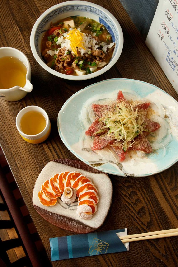 塩で味わうカツオの土佐造り1000円。丁寧に下処理し、ニンニクを使わない自家製もつ煮込み700円。