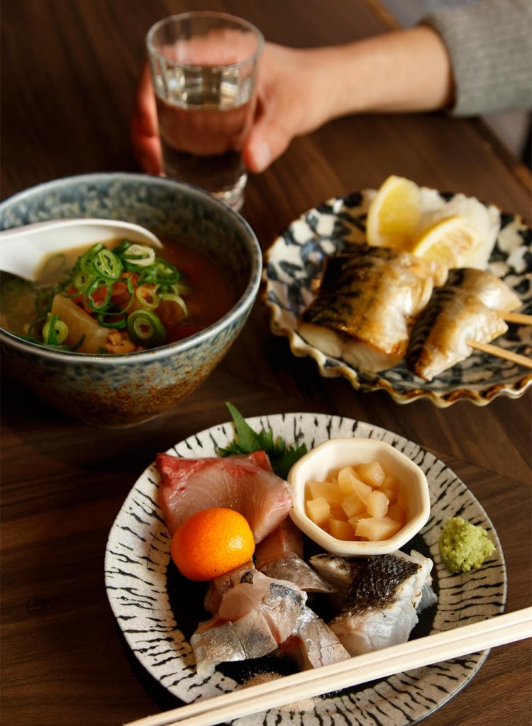 AとB、2パターンの3種盛りを選べる刺盛らず500円。この日のBは天然ブリ、アジなど。サバを焼く嫁串300円、アラ煮込み豆腐350円。