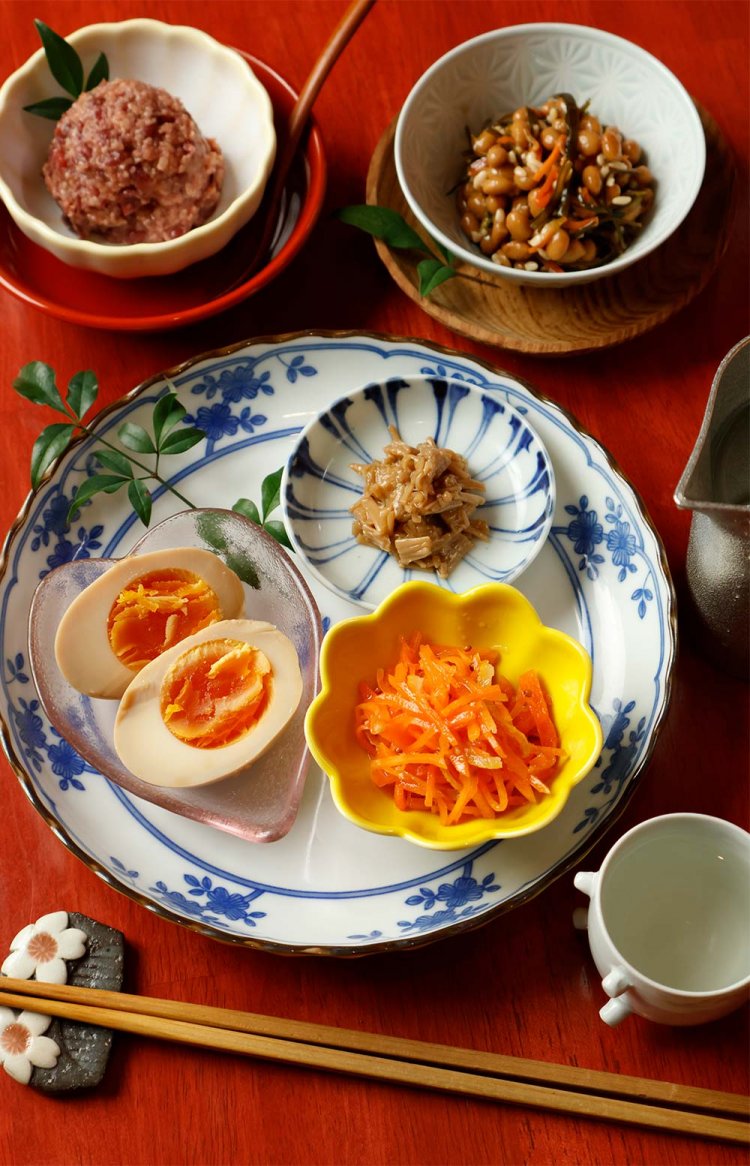 彩たまごの醤油麹・赤酢漬けなどが並ぶ麹酒肴3点盛700円、発酵納豆麹550円、発酵あんこ600円。