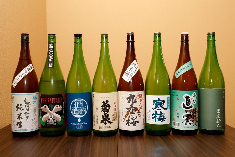 「釜屋新八」「寒梅」、酒造りを毎年手伝う「菊泉」など定番4蔵に、時々加わる蔵が5蔵ほど。すべて蔵から直接仕入れている。120㎖ 550～800円、お燗は150㎖からプラス50円で提供。