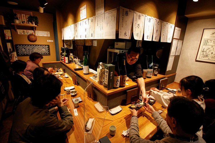 カウンター9席で1組3名まで。店奥には酒造りの神様・松尾大社と三輪大神を祭る神棚が。