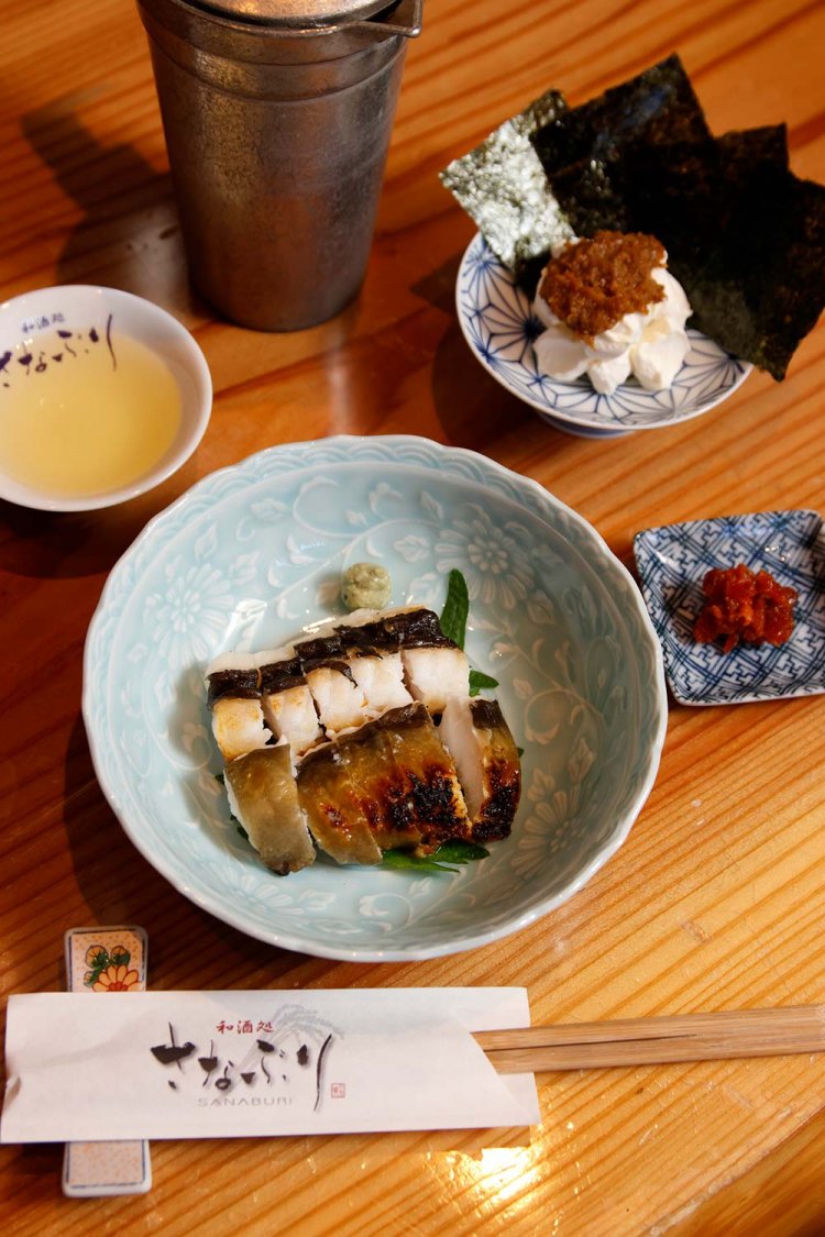 大穴子の一夜干し900円、牡蠣味噌クリームチーズ650円など、ザ・酒肴の数々。