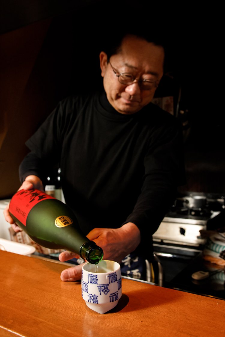 全国の酒蔵を巡ってきた店主。