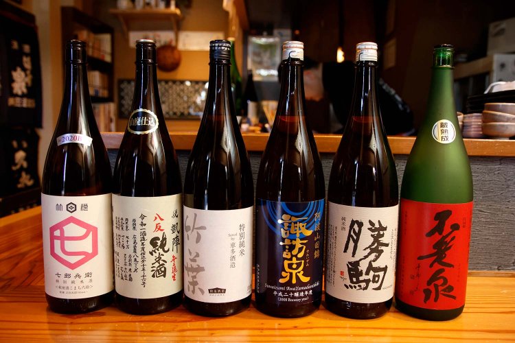 品書きは地域や燗酒・新酒・生酒などジャンル別に並んでおり、分かりやすい。開業以来の定番「勝駒」「悦凱陣」をはじめ最大40種ほど。半合600円前後がおもな価格帯。