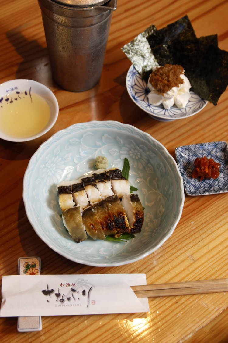 大穴子の一夜干し900円、牡蠣味噌クリームチーズ650円など。