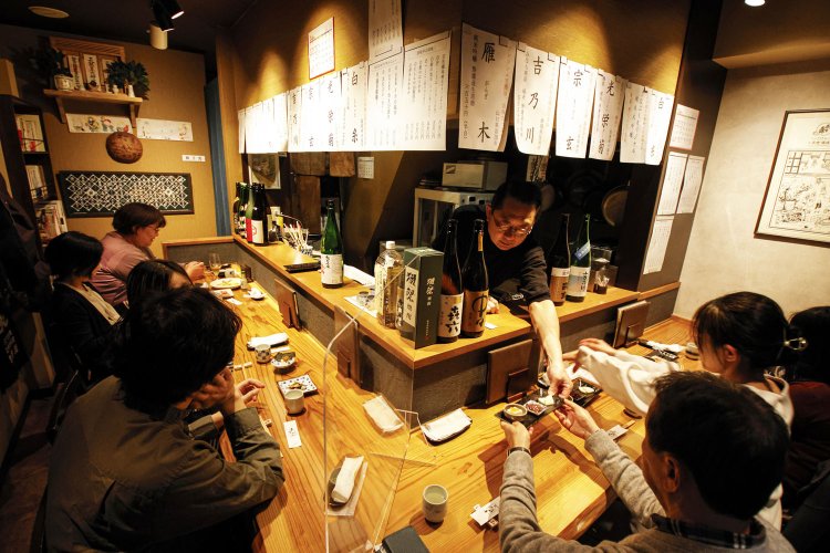 カウンター9席で1組3名まで。神棚には酒造りの神様が祀られている。