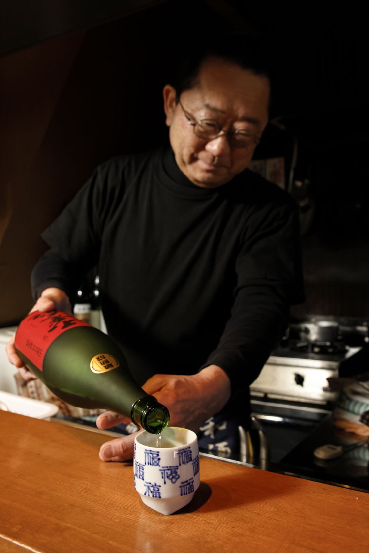 全国の酒蔵を巡ってきた店主との会話も楽しみ。