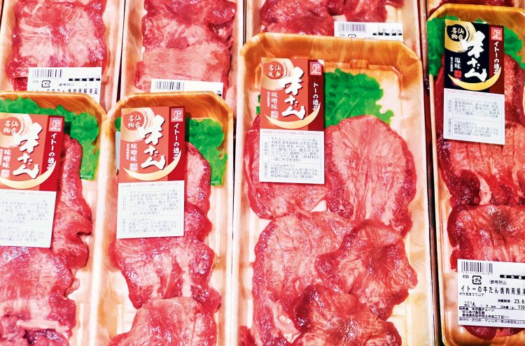 仙台名物でもある自社開発商品「イトーの牛たん焼肉用」は、牛たんの皮をむいてスライスしたあとに熟成させた深みのある味わい。塩味と味噌味があり、お土産用の冷凍品も。