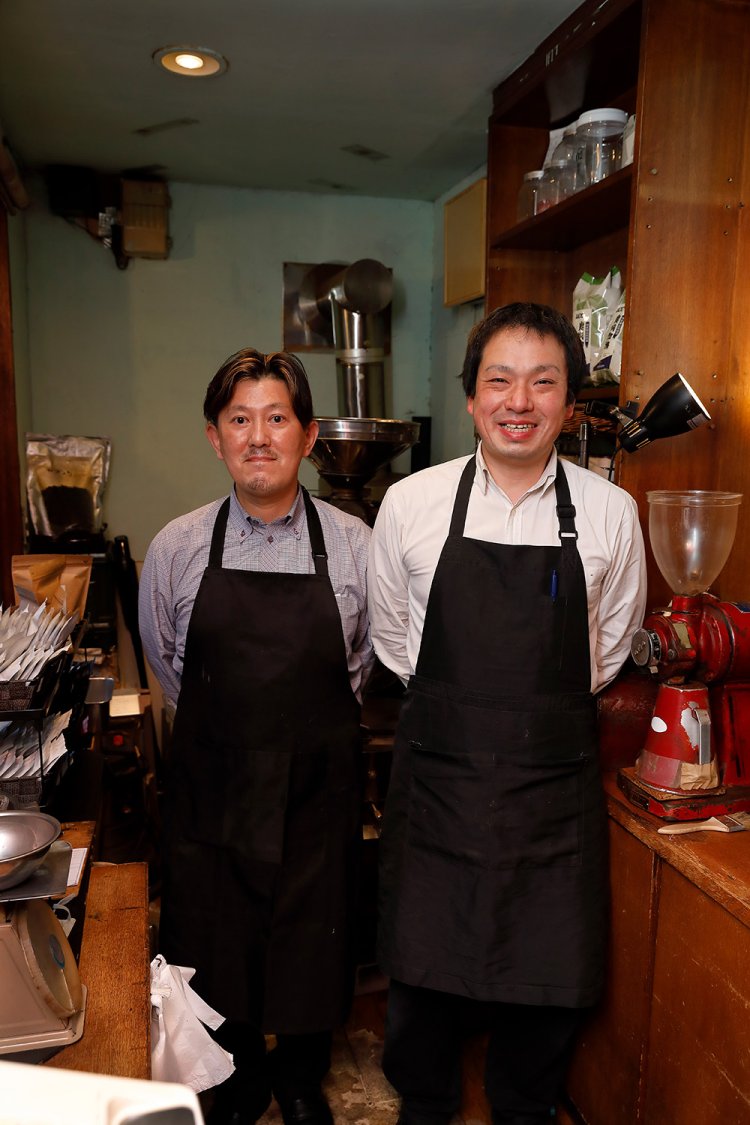 焙煎も担う店長（左）と、スタッフの佐々木さん。