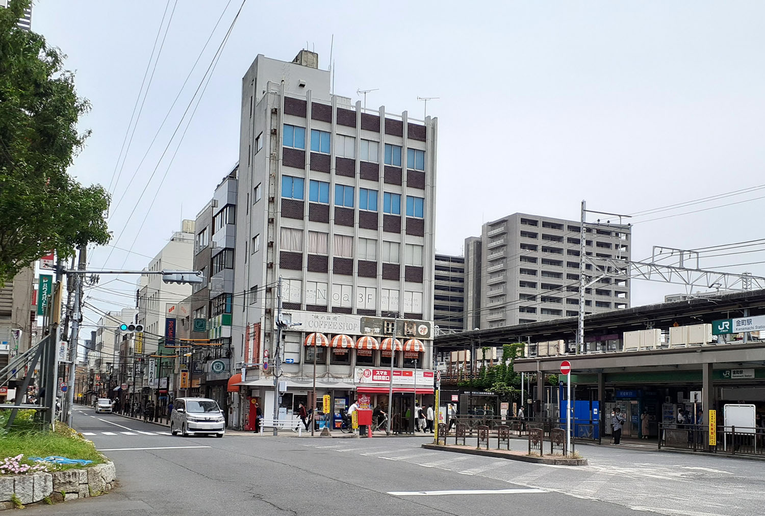 再開発で様変わりした南口に比べ、いまだに昭和の香りを残す金町駅北口。あけみを見かけたのは画像左奥の繁華街あたりか？