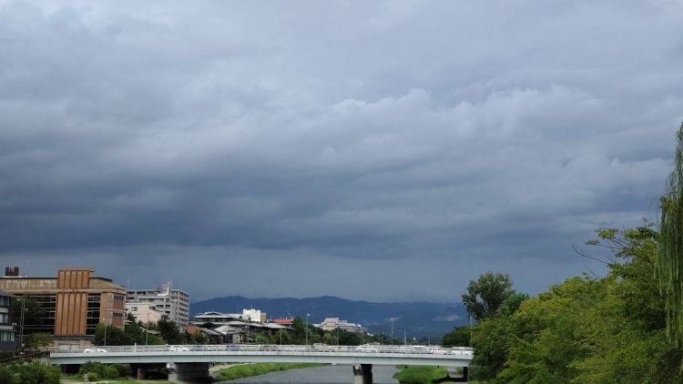 暗い雲が見えたら急な雨に注意。