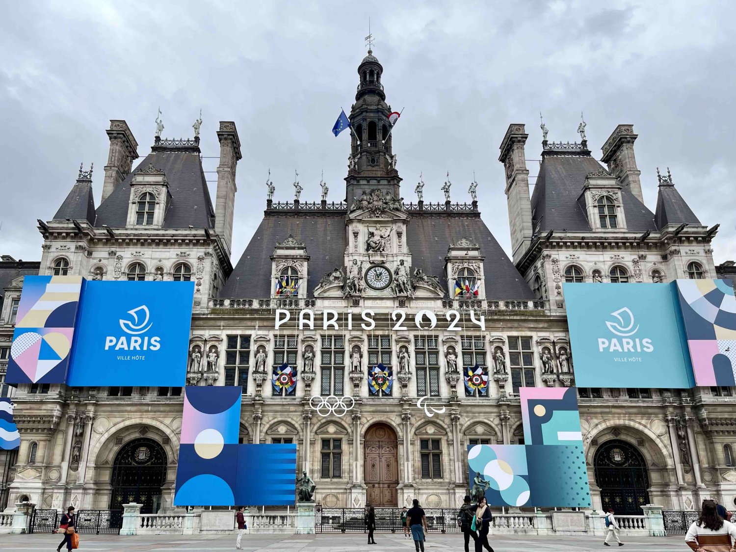 セーヌ川近くにあるパリ市庁舎。オリンピックモードになりつつある。