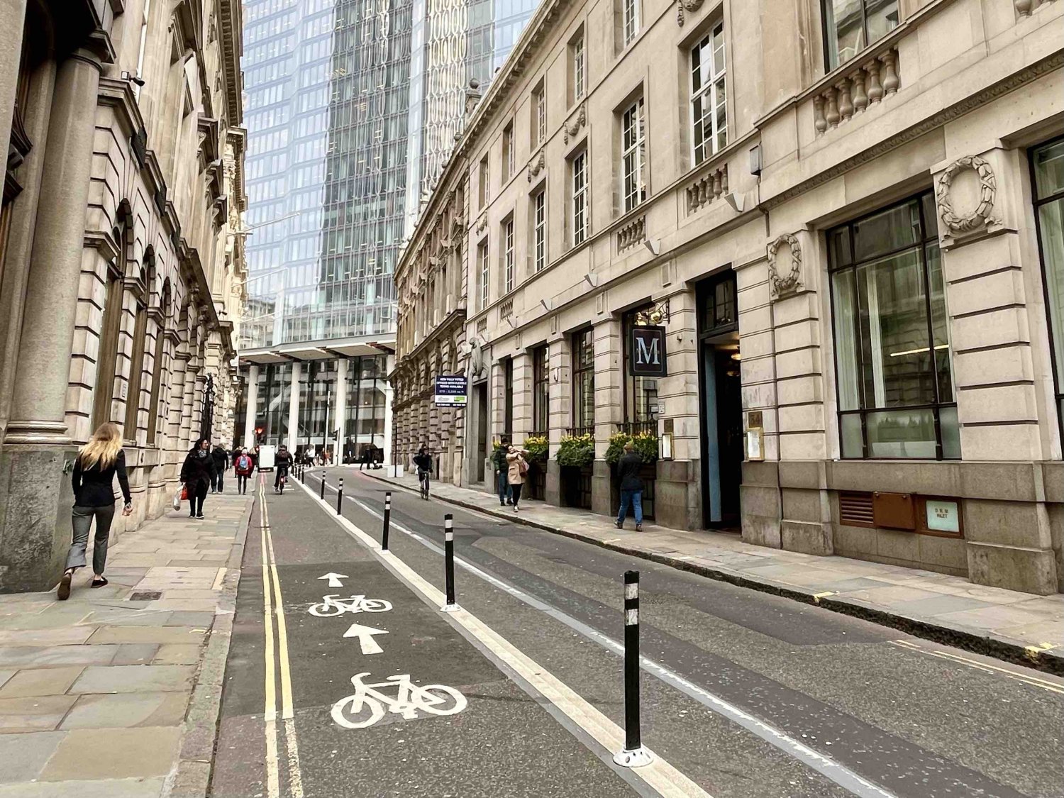 ロンドンの都心に新たに設けられた自転車レーン。パリとはまた違った自転車マーク。お国柄が出ている？
